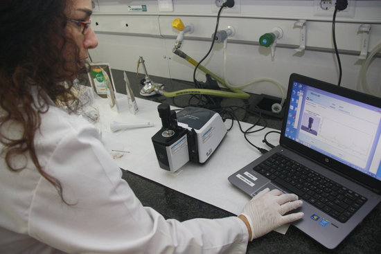 Researcher Sílvia de Lamo analyzing the chemical composition of an insect (Eloi Tost/ACN)